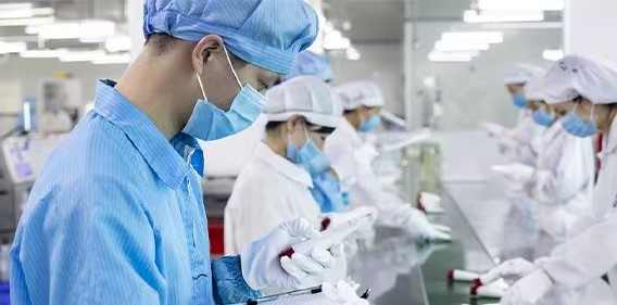 Zhen Rong cosmetics manufacturing team